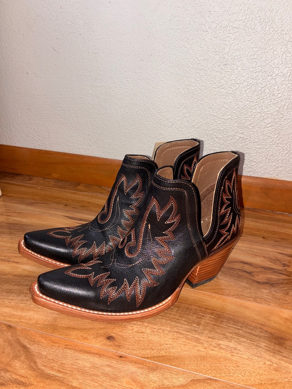 Ariat Women’s Dixon Western Booties, brooklyn black - Size 9.5
